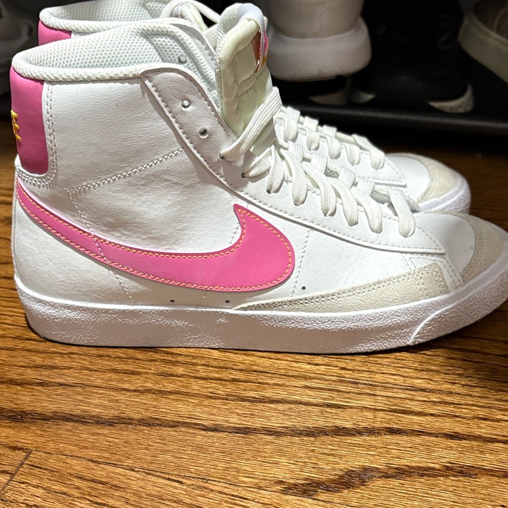 Nike girls White and Pink High-Top Sneakers - Picture 2 of 4